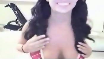 Hot babe visar upp stora boobs